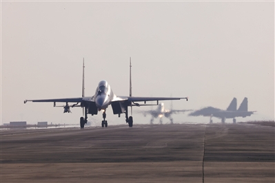 戰機在跑道滑行，接續起飛。張為柵攝