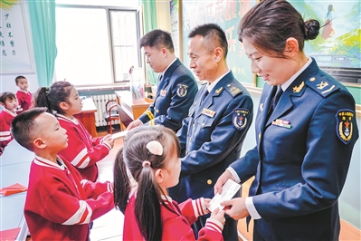 4月22日,海军沈阳舰官兵应邀来到辽宁省沈阳市中小学开展共建活动。活动中,学生们将信件交给海军沈阳舰官兵。姚振蜂摄