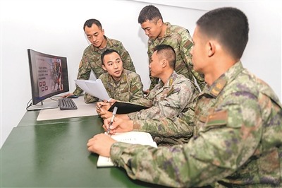 “教育團隊”成員正在研究制作課件內容。曾冰陽攝