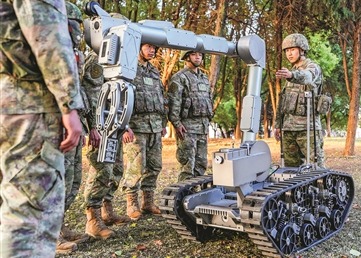 陸軍某旅教練員講解排爆機器人相關性能。潘光波