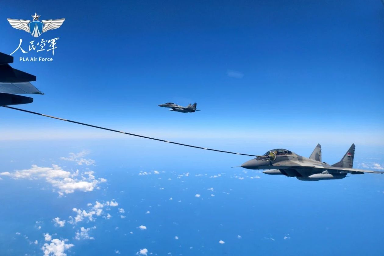 4月28日，參加中埃“文明之鷹-2025”空軍聯合訓練的中國空軍運油-20飛機和埃及空軍米格-29飛機進行空中加油訓練。圖源：“人民空軍”微信公眾號