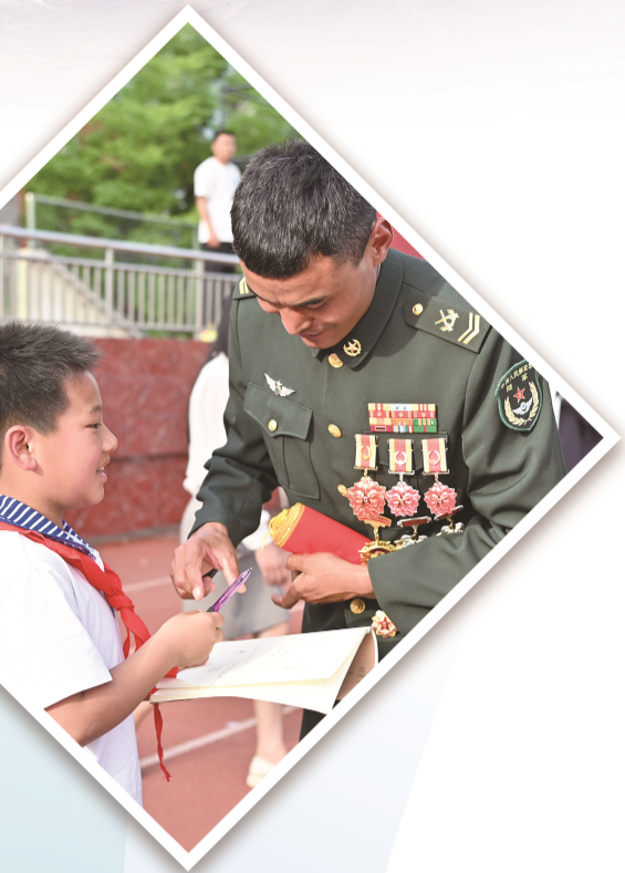 巡讲标兵为成都七中八一学校学生签名。