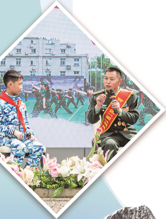 巡讲标兵与学生代表进行交流。