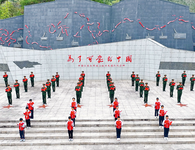 武警江西总队上饶支队组织官兵前往怀玉山清贫园，与当地小学生共同朗诵《可爱的中国》（资料照片）。史延鑫摄