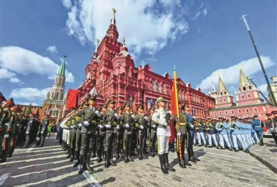 5月9日，在俄羅斯首都莫斯科，中國人民解放軍儀仗司禮大隊官兵在紅場整齊列隊，准備參加紀念蘇聯偉大衛國戰爭勝利80周年閱兵式。隋  曉攝