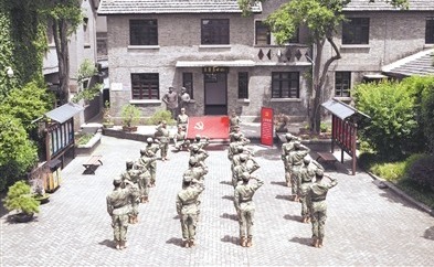 江蘇省鎮江軍分區組織民兵在上海戰役總前委舊址紀念館開展重溫入黨誓詞活動。楊建軍攝