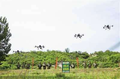 河南省安阳市民兵无人机分队组织协同飞行训练。杨红玱摄
