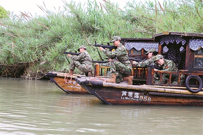 5月19日，“沙家浜女子民兵连”在芦苇荡中进行射击训练。张继春摄