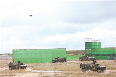 陆空方向实兵实弹演练现场，中柬联合任务部队在无人装备配合下向“恐怖分子”据点突入。本报特约记者　段江山摄