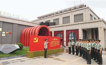 武警陕西总队延安支队组织部分党员在延安红色家风馆开展教育实践活动。杜威龙摄
