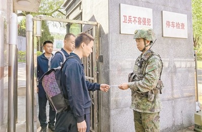 该中心某部安排符合条件的军士工作日晚上回家住宿。陶佳鹏摄