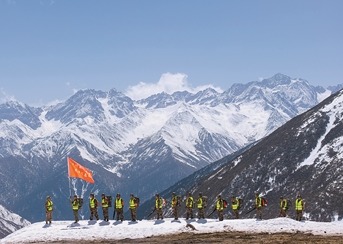 卧龙镇民兵应急排民兵在巡山途中。沈原平摄