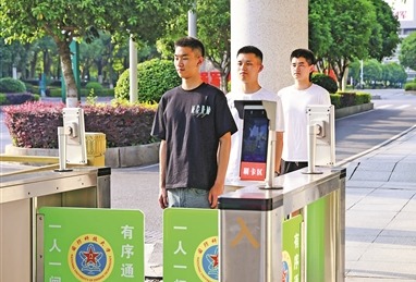 该校请假学员通过人脸识别系统刷脸登记，有序外出。刘启航摄