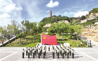 武警陕西总队延安支队组织党员在宝塔山下重温入党誓词。杜威龙摄