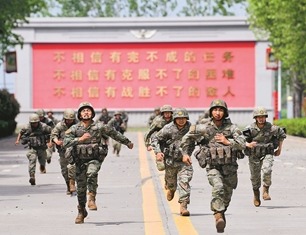 该旅官兵进行武装奔袭训练。季　鹏摄