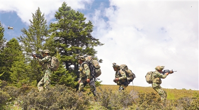 陸軍某旅官兵攜戰備裝具參加野外訓練。蘇清鵬攝