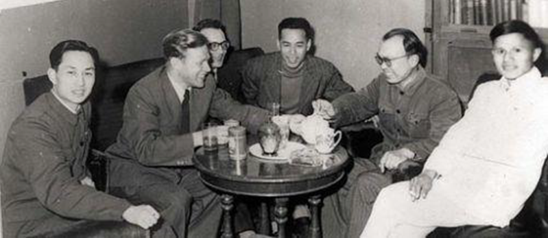 徐舜寿（右三）黄志千（右二）叶正大（左一）