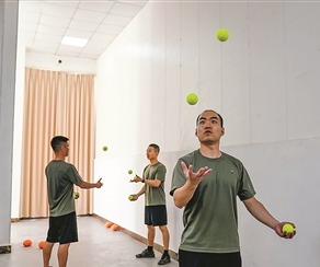 该部飞行员进行抛接网球训练。袁  俊摄