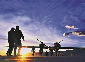 空军某基地官兵进行装备保障。刘载誉摄