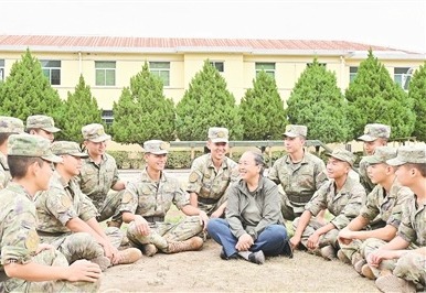 张娟娟（前排左四）走进军营与官兵交谈。王  渊摄