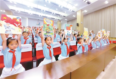 在安徽省安慶市健康路小學，學生們現場展示自己創作的國防主題繪畫作品。方 迪攝