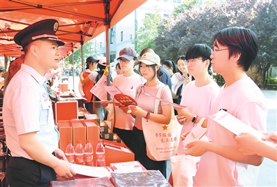 6月中旬，河南省新鄉市牧野區征兵辦開展征兵宣傳進校園活動。圖為工作人員為大學生宣講征兵政策。張偉濤攝