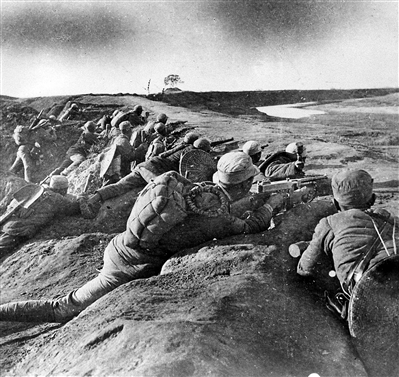 1938年10月，新四軍第3支隊官兵在馬家園戰斗中堅守前沿陣地。