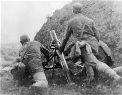 八路軍第120師官兵炮擊敵碉堡。
