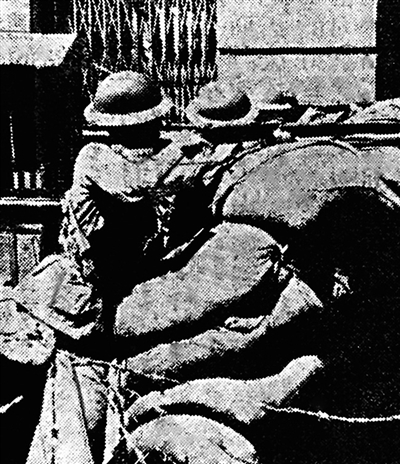 1937年8月，國民黨軍在淞滬會戰中抗擊日軍。