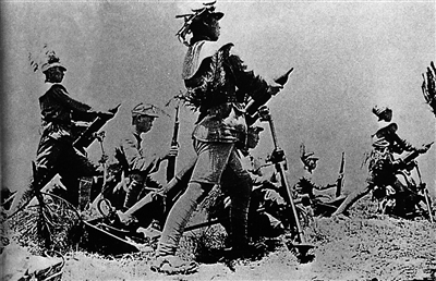 武漢保衛戰中，國民黨軍對敵發射迫擊炮。
