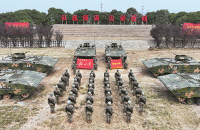 某旅“紅一連”官兵執行任務前重溫“百戰百勝”戰旗故事。喬子豐攝