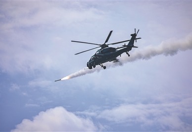 近日，陆军某旅组织武装直升机实弹射击训练。曹 健摄