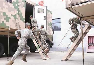 空军某部官兵进入“移动兵站”。李  祥摄