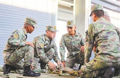 空军空降兵某部组织伞降装备保管授课。王  彬摄