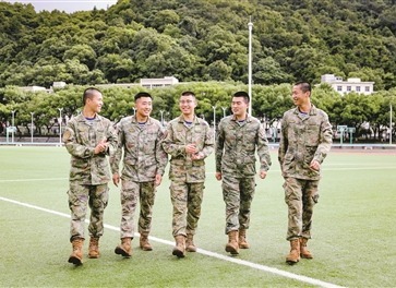 该支队干部与战士在操场谈心交心。朱乐亦摄