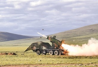 空軍某部某地導營開展實彈射擊訓練。范文浩攝