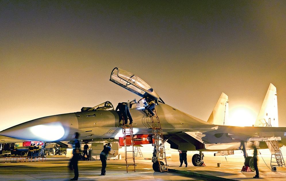 夜航影像丨空军航空兵某旅机务官兵保障夜间飞行训练