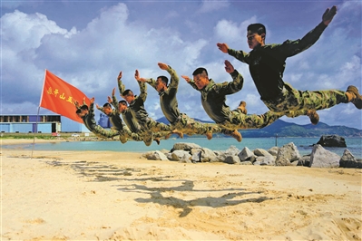 “狼牙山五壮士连”官兵在海训场开展训练。华 烯摄