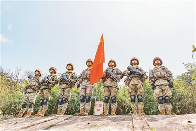 南部戰區陸軍某邊防連官兵抵達42號界碑。許  琪攝
