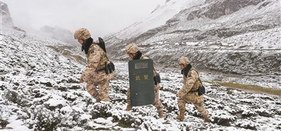 巡逻途中，该中队官兵沿着积雪覆盖的山路，向云岭之巅行进。