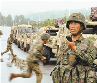 張燦燦指揮官兵快速登車。張永進 攝