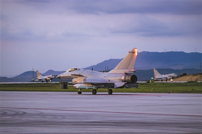 近日，空军航空兵某旅组织飞行训练。肖锐摄