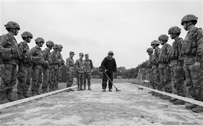 “排雷英雄战士”杜富国（左八）与正进行训练的陆军某扫雷排爆大队官兵在一起。骆华英摄