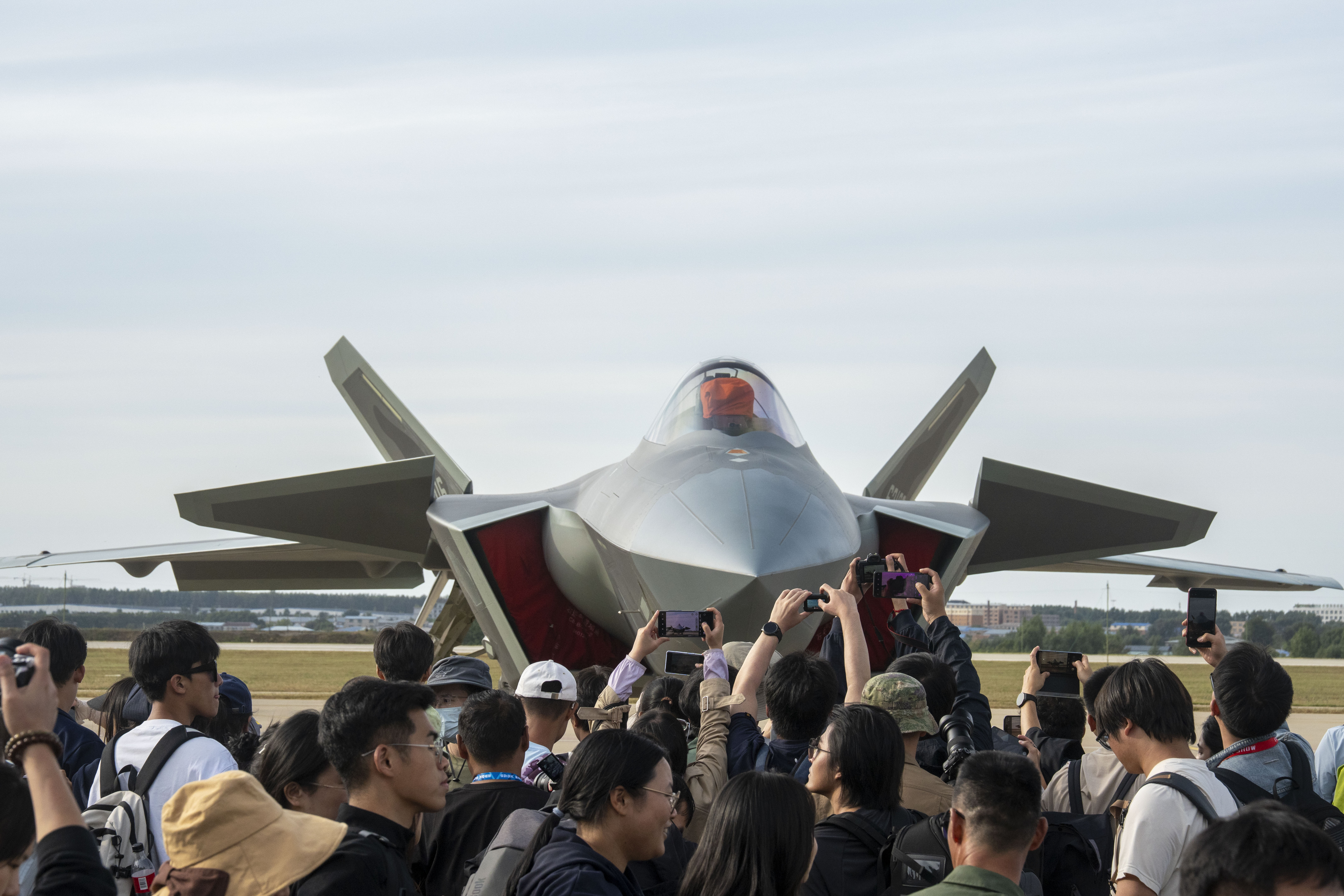 9月19日，在2025“空軍航空開放活動·長春航空展”開幕式上，觀眾紛紛在殲20面前拍攝打卡，人民網記者 唐宋攝。