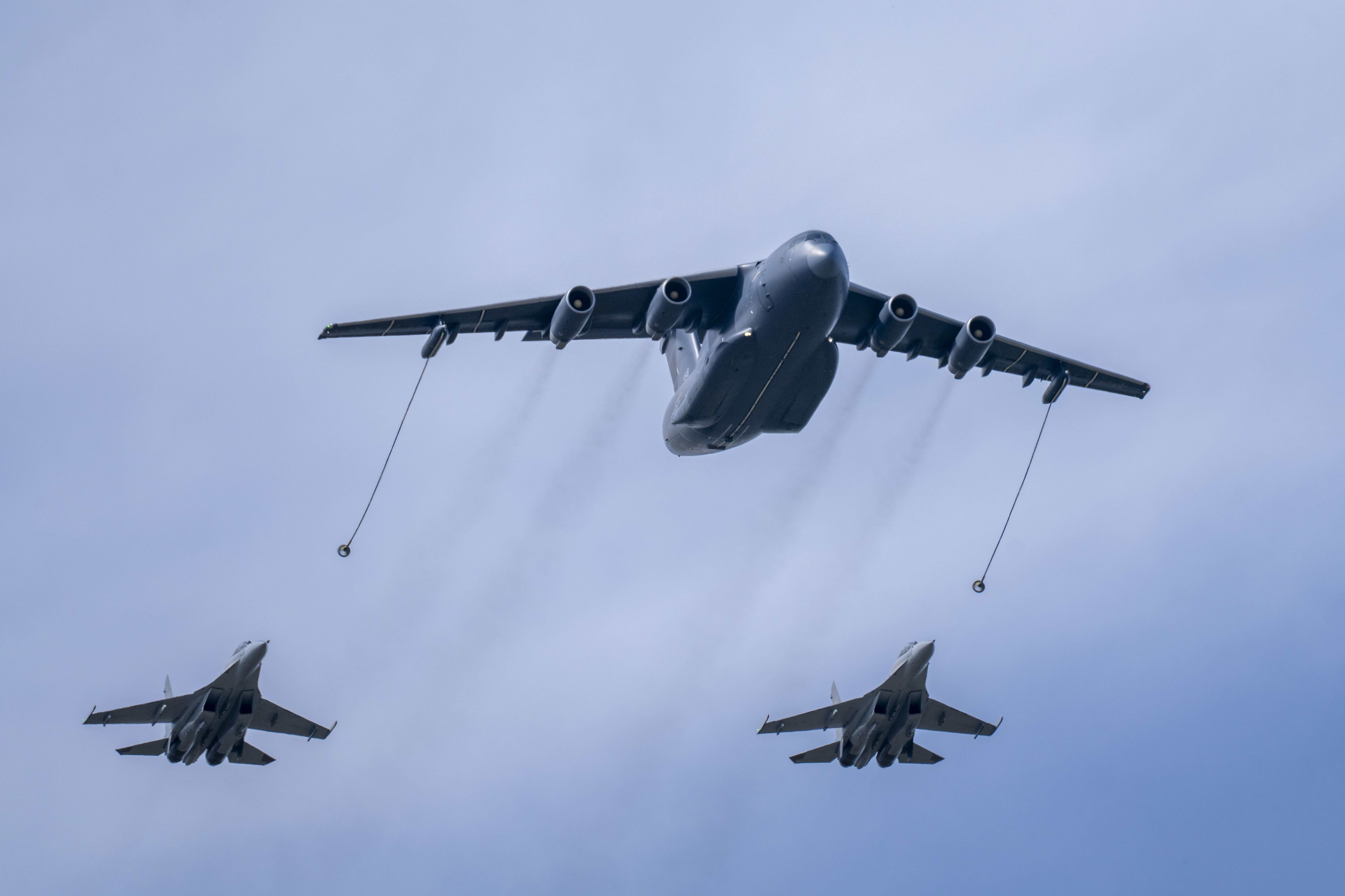 9月19日，在2025“空軍航空開放活動·長春航空展”開幕式上，運油-20A單機和殲-16雙機加油編隊通場，人民網記者 唐宋攝。