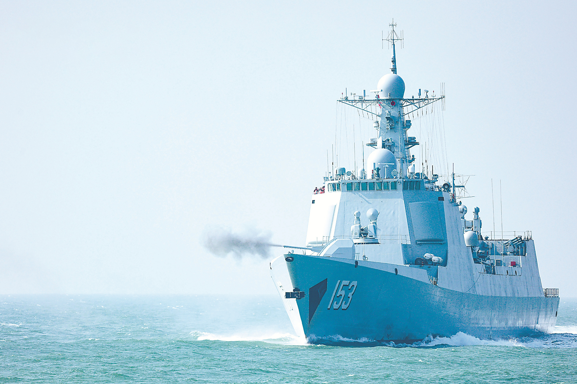 西安舰组织主炮射击训练。韦陈平 摄