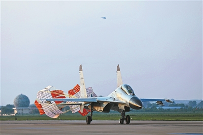 戰機返航。