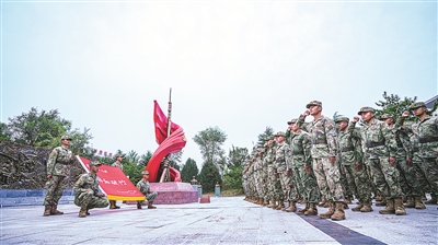 第82集團軍某旅一營組織官兵面向戰旗宣誓。李天文攝