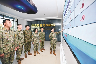 陸軍步兵學院教員梁葉子（右一）在進行課堂設計的思路匯報。陸康威攝