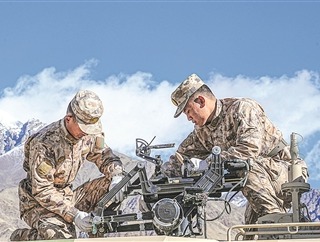 陸軍某團軍士骨干開展裝備維護保養工作（資料照片）。段 潔攝